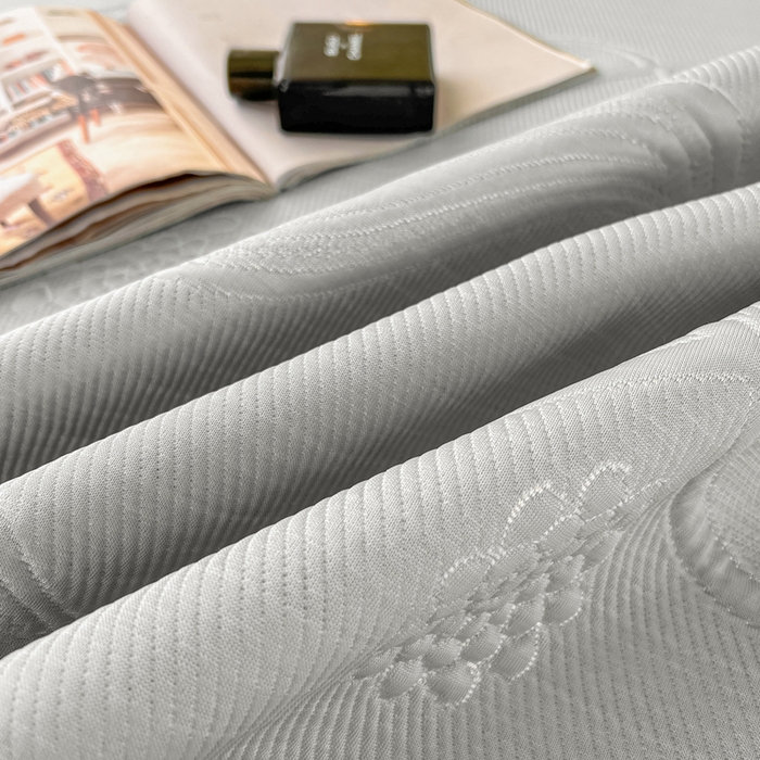 91家纺网 家纺一手货源 找家纺 库里梦家纺 2026新款高克重复合蕾丝花边PE高分子凉席-床裙款 芳菲-灰色