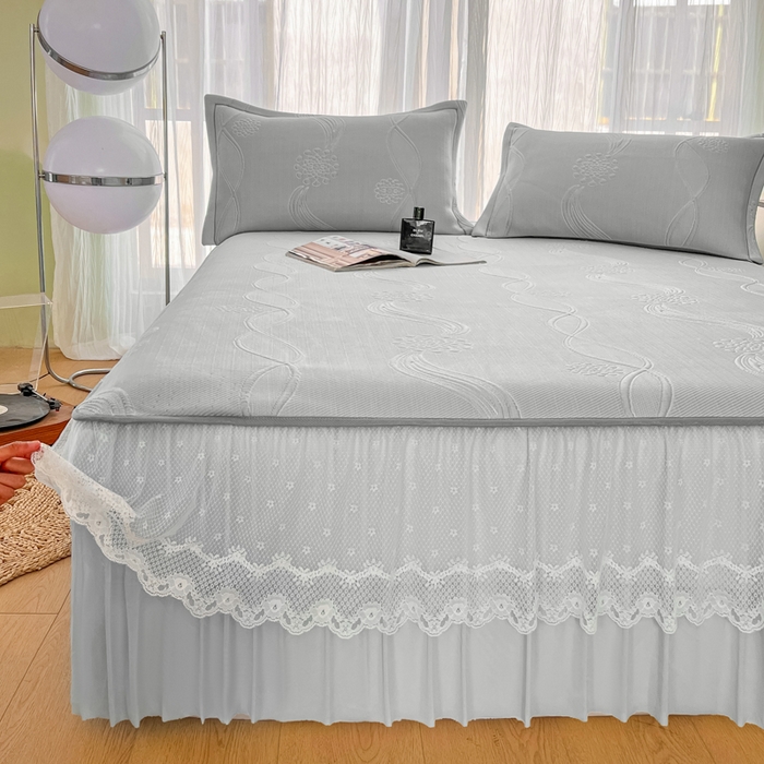 91家纺网 家纺一手货源 找家纺 库里梦家纺 2026新款高克重复合蕾丝花边PE高分子凉席-床裙款 芳菲-灰色