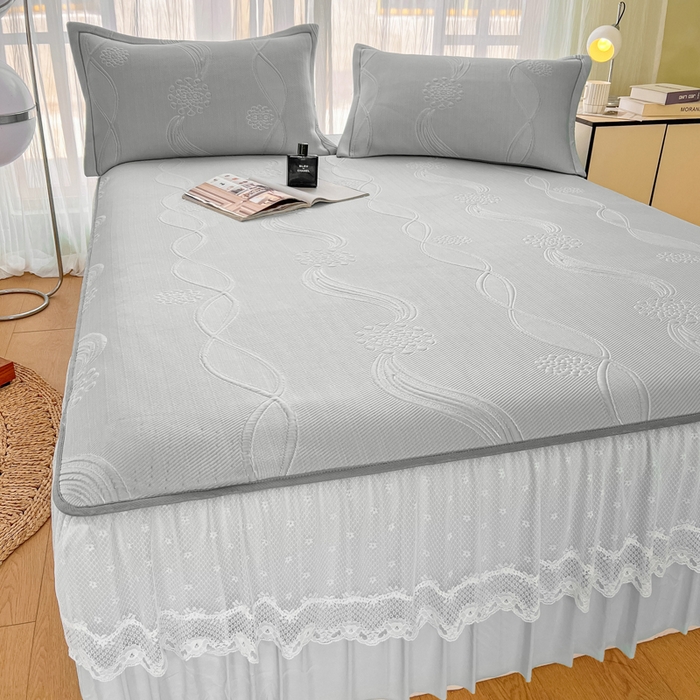 91家纺网 家纺一手货源 找家纺 库里梦家纺 2026新款高克重复合蕾丝花边PE高分子凉席-床裙款 芳菲-灰色