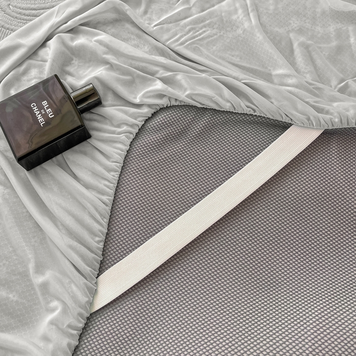 91家纺网 家纺一手货源 找家纺 库里梦家纺 2026新款高克重复合蕾丝花边PE高分子凉席-床裙款 芳菲-灰色