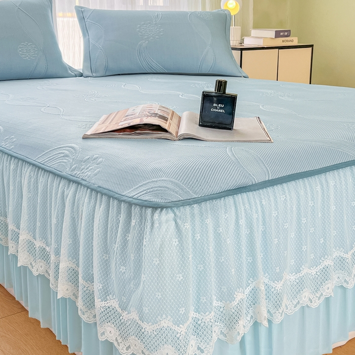 91家纺网 家纺一手货源 找家纺 库里梦家纺 2026新款高克重复合蕾丝花边PE高分子凉席-床裙款 芳菲-蓝色