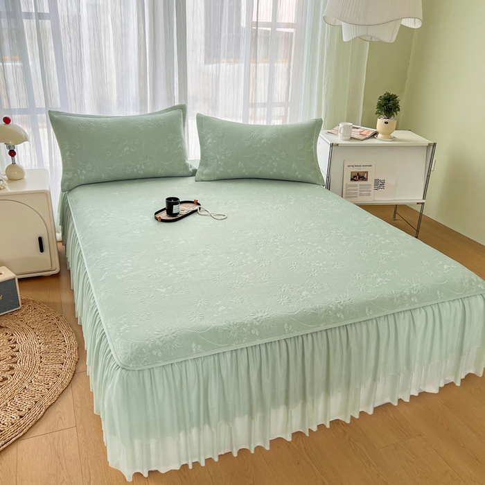91家纺网 家纺一手货源 找家纺 库里梦家纺 2026新款高克重复合蕾丝花边PE高分子凉席-床裙款 素瑾-绿色