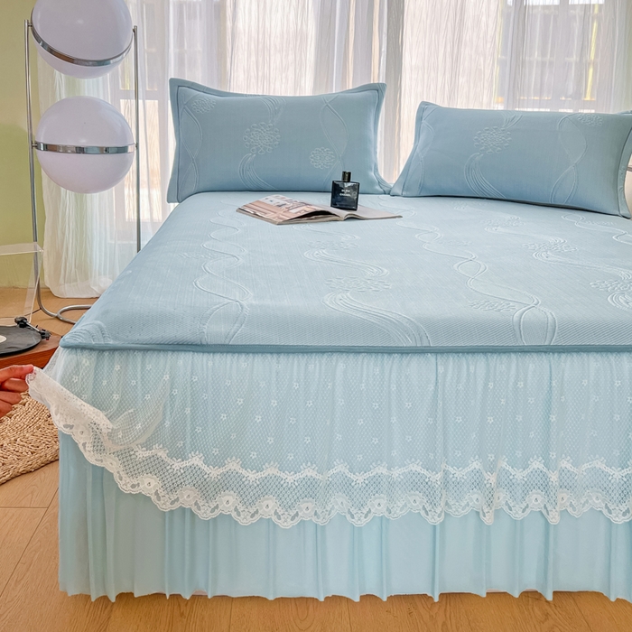 91家纺网 家纺一手货源 找家纺 库里梦家纺 2026新款高克重复合蕾丝花边PE高分子凉席-床裙款 芳菲-蓝色