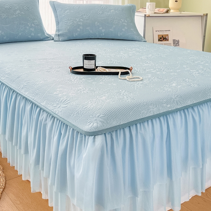 91家纺网 家纺一手货源 找家纺 库里梦家纺 2026新款高克重复合蕾丝花边PE高分子凉席-床裙款 素瑾-蓝色