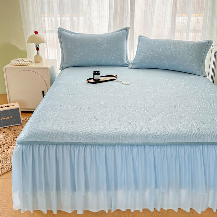 91家纺网 家纺一手货源 找家纺 库里梦家纺 2026新款高克重复合蕾丝花边PE高分子凉席-床裙款 素瑾-蓝色