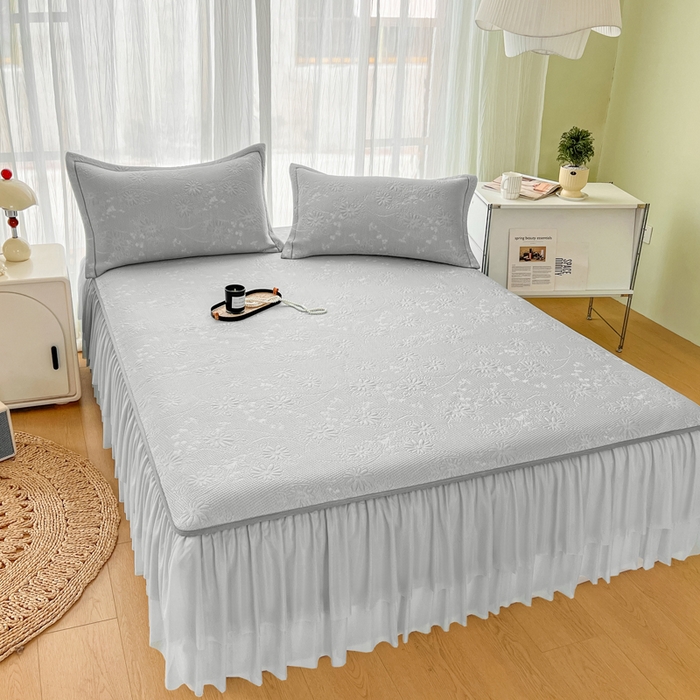 91家纺网 家纺一手货源 找家纺 库里梦家纺 2026新款高克重复合蕾丝花边PE高分子凉席-床裙款 素瑾-灰色