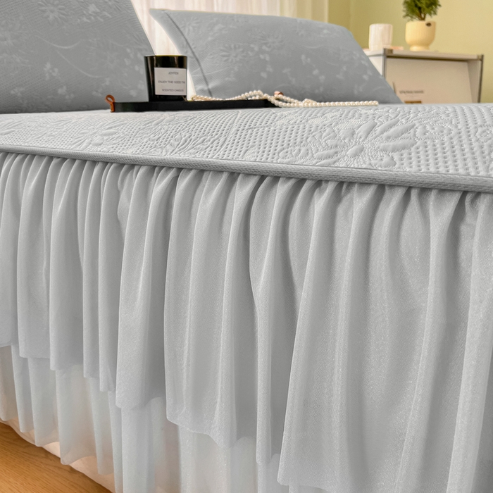 91家纺网 家纺一手货源 找家纺 库里梦家纺 2026新款高克重复合蕾丝花边PE高分子凉席-床裙款 素瑾-灰色