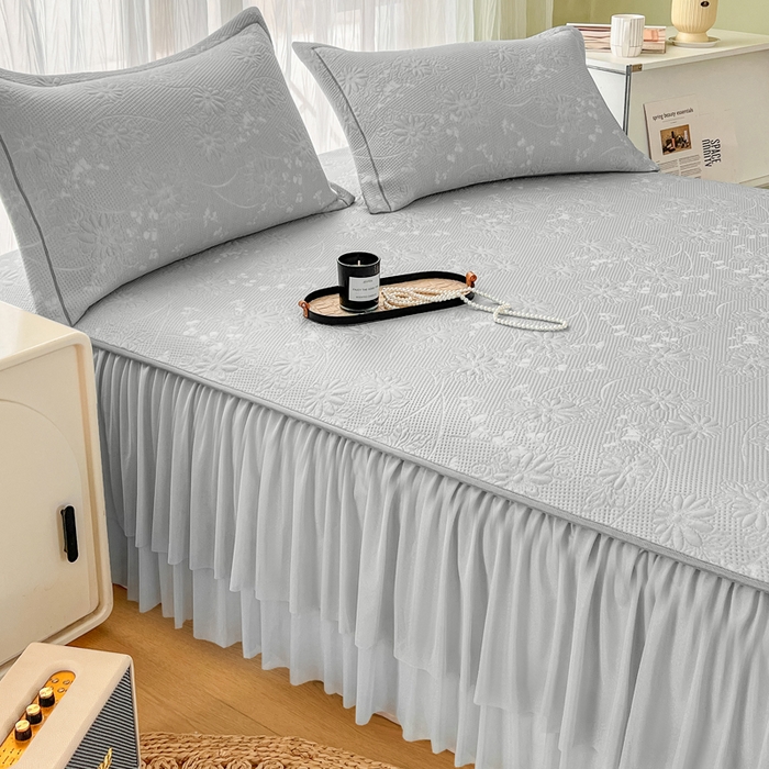 91家纺网 家纺一手货源 找家纺 库里梦家纺 2026新款高克重复合蕾丝花边PE高分子凉席-床裙款 素瑾-灰色