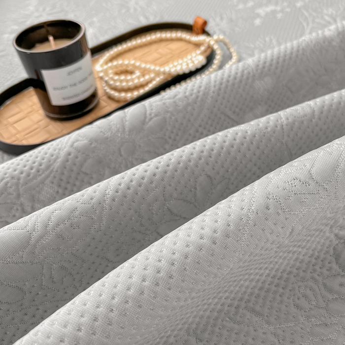 91家纺网 家纺一手货源 找家纺 库里梦家纺 2026新款高克重复合蕾丝花边PE高分子凉席-床裙款 素瑾-灰色