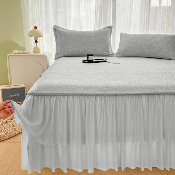 91家纺网 家纺一手货源 找家纺 库里梦家纺 2026新款高克重复合蕾丝花边PE高分子凉席-床裙款 素瑾-灰色