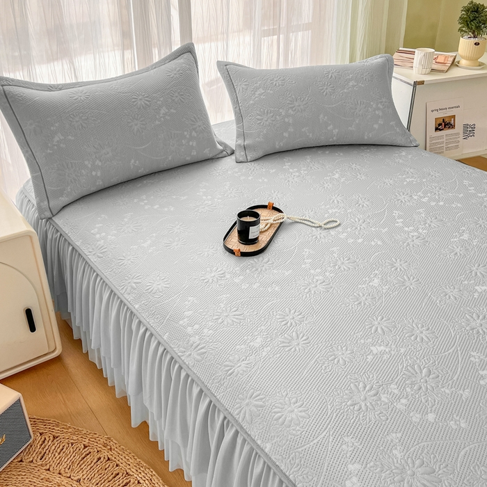 91家纺网 家纺一手货源 找家纺 库里梦家纺 2026新款高克重复合蕾丝花边PE高分子凉席-床裙款 素瑾-灰色