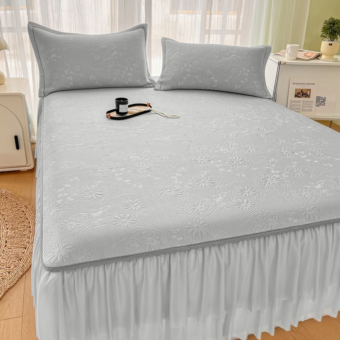 91家纺网 家纺一手货源 找家纺 库里梦家纺 2026新款高克重复合蕾丝花边PE高分子凉席-床裙款 素瑾-灰色