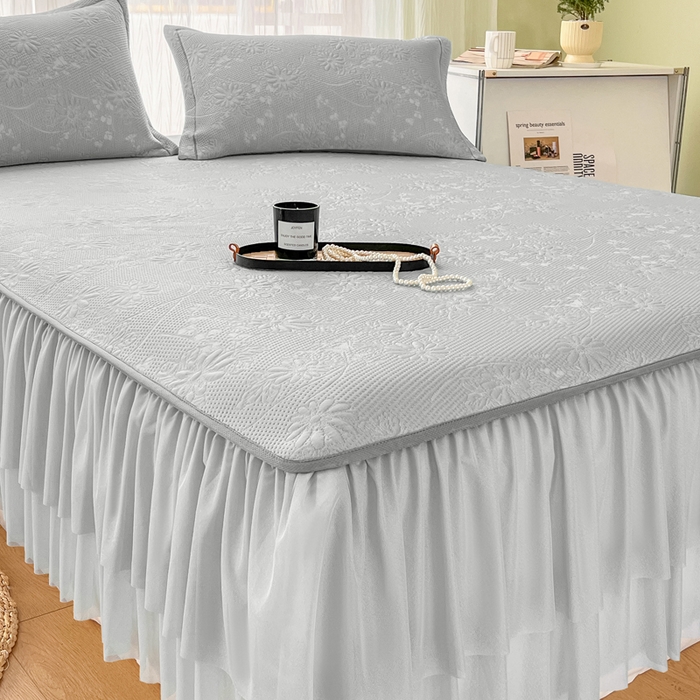 91家纺网 家纺一手货源 找家纺 库里梦家纺 2026新款高克重复合蕾丝花边PE高分子凉席-床裙款 素瑾-灰色