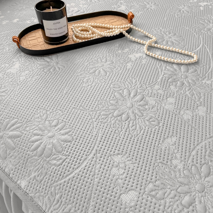 91家纺网 家纺一手货源 找家纺 库里梦家纺 2026新款高克重复合蕾丝花边PE高分子凉席-床裙款 素瑾-灰色