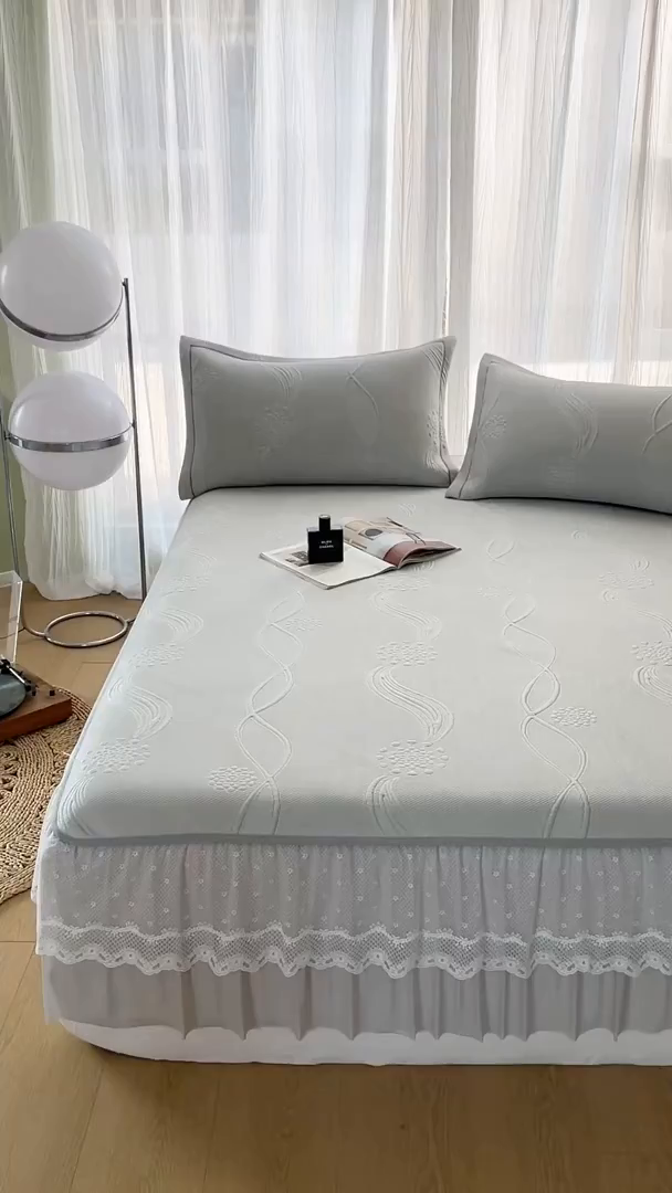 91家纺网 家纺一手货源 找家纺 库里梦家纺 2026新款高克重复合蕾丝花边PE高分子凉席-床裙款 芳菲-灰色