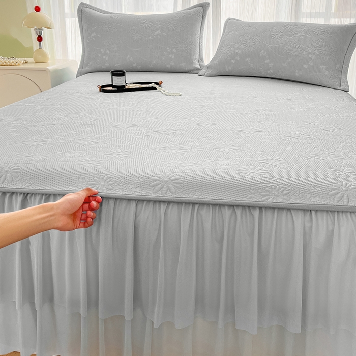 91家纺网 家纺一手货源 找家纺 库里梦家纺 2026新款高克重复合蕾丝花边PE高分子凉席-床裙款 素瑾-灰色