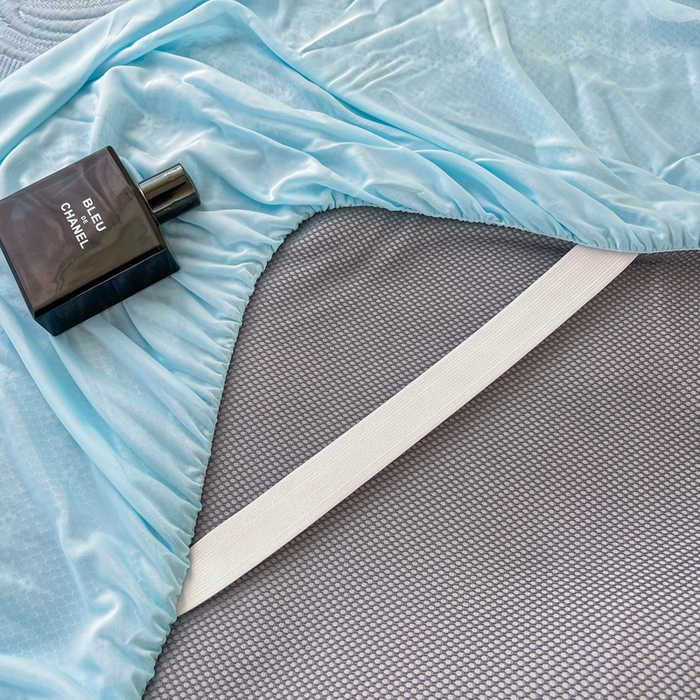 91家纺网 家纺一手货源 找家纺 库里梦家纺 2026新款高克重复合蕾丝花边PE高分子凉席-床裙款 芳菲-蓝色