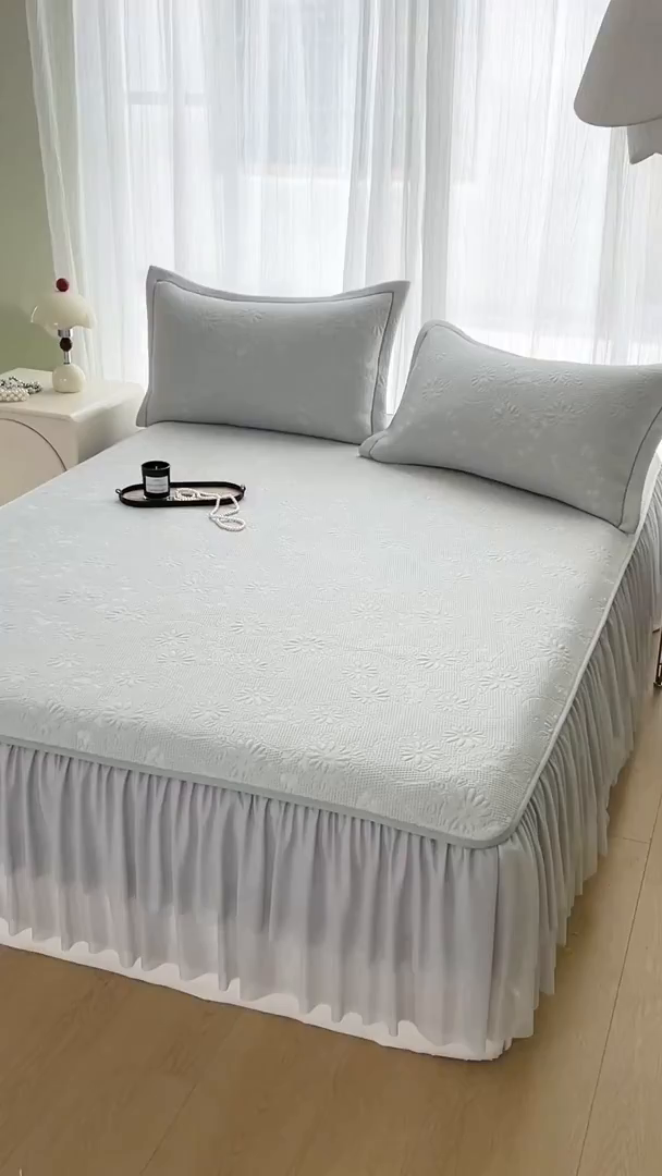 91家纺网 家纺一手货源 找家纺 库里梦家纺 2026新款高克重复合蕾丝花边PE高分子凉席-床裙款 素瑾-灰色