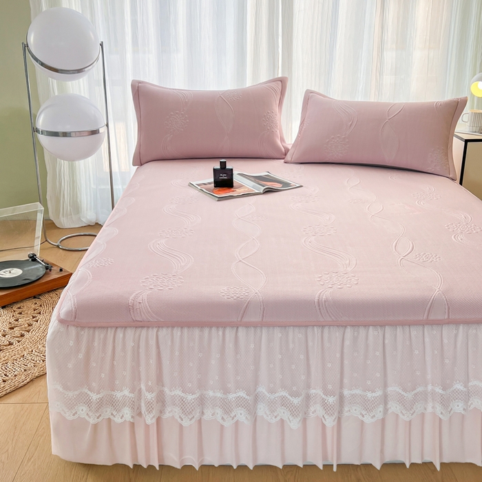 91家纺网 家纺一手货源 找家纺 库里梦家纺 2026新款高克重复合蕾丝花边PE高分子凉席-床裙款 芳菲-粉色