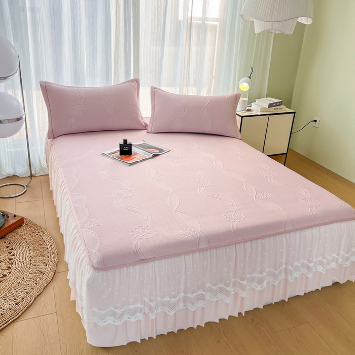 91家纺网 家纺一手货源 找家纺 库里梦家纺 2026新款高克重复合蕾丝花边PE高分子凉席-床裙款 芳菲-粉色