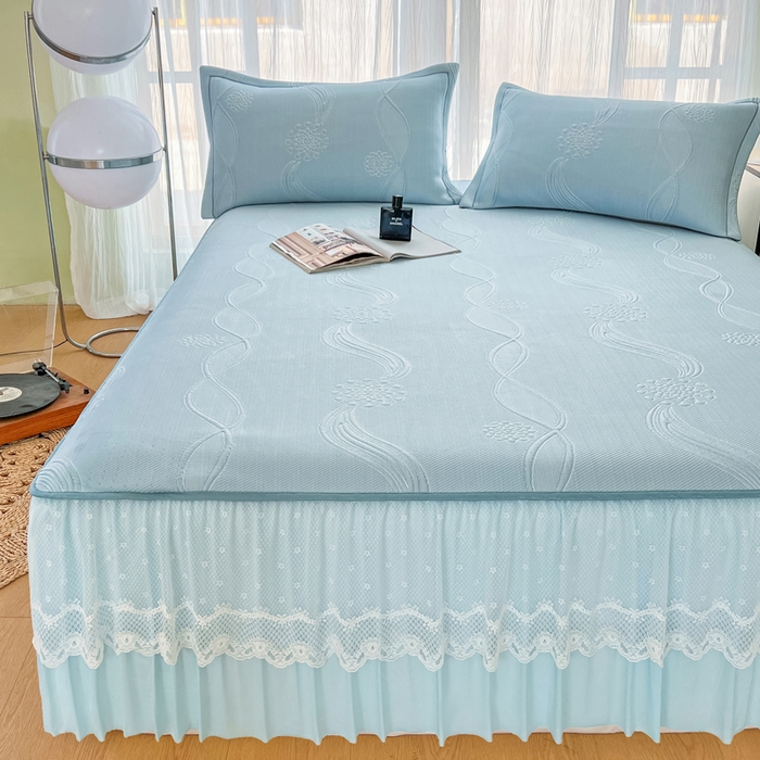 91家纺网 家纺一手货源 找家纺 库里梦家纺 2026新款高克重复合蕾丝花边PE高分子凉席-床裙款 芳菲-蓝色