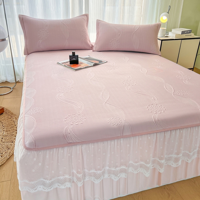 91家纺网 家纺一手货源 找家纺 库里梦家纺 2026新款高克重复合蕾丝花边PE高分子凉席-床裙款 芳菲-粉色