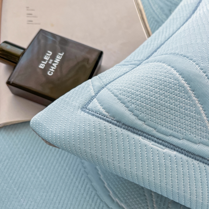 91家纺网 家纺一手货源 找家纺 库里梦家纺 2026新款高克重复合蕾丝花边PE高分子凉席-床裙款 芳菲-蓝色