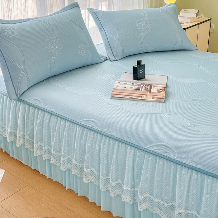 91家纺网 家纺一手货源 找家纺 库里梦家纺 2026新款高克重复合蕾丝花边PE高分子凉席-床裙款 芳菲-蓝色