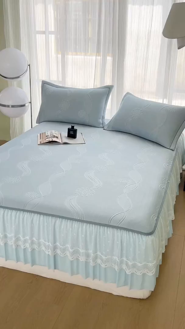 91家纺网 家纺一手货源 找家纺 库里梦家纺 2026新款高克重复合蕾丝花边PE高分子凉席-床裙款 芳菲-蓝色