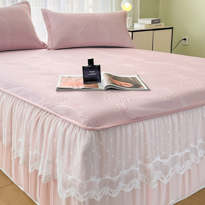 91家纺网 家纺一手货源 找家纺 库里梦家纺 2026新款高克重复合蕾丝花边PE高分子凉席-床裙款 芳菲-粉色