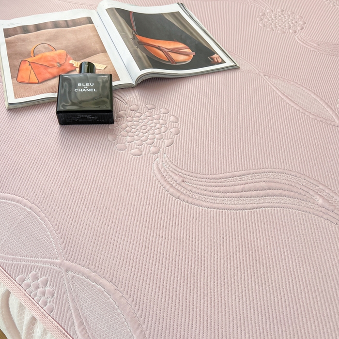 91家纺网 家纺一手货源 找家纺 库里梦家纺 2026新款高克重复合蕾丝花边PE高分子凉席-床裙款 芳菲-粉色