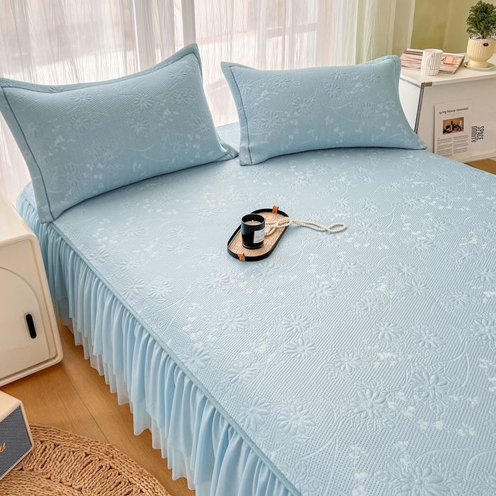 91家纺网 家纺一手货源 找家纺 库里梦家纺 2026新款高克重复合蕾丝花边PE高分子凉席-床裙款 素瑾-蓝色