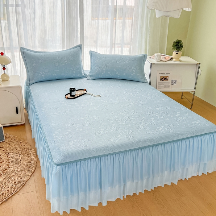 91家纺网 家纺一手货源 找家纺 库里梦家纺 2026新款高克重复合蕾丝花边PE高分子凉席-床裙款 素瑾-蓝色