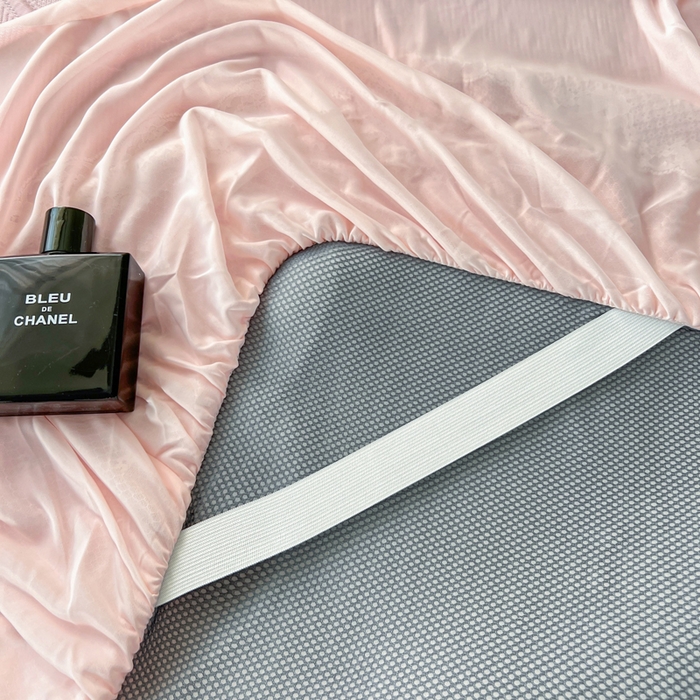 91家纺网 家纺一手货源 找家纺 库里梦家纺 2026新款高克重复合蕾丝花边PE高分子凉席-床裙款 芳菲-粉色