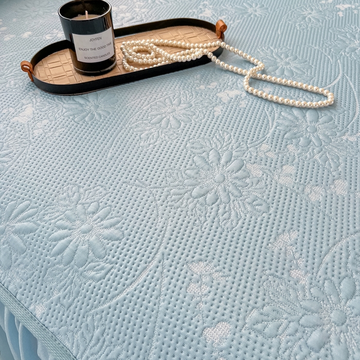 91家纺网 家纺一手货源 找家纺 库里梦家纺 2026新款高克重复合蕾丝花边PE高分子凉席-床裙款 素瑾-蓝色