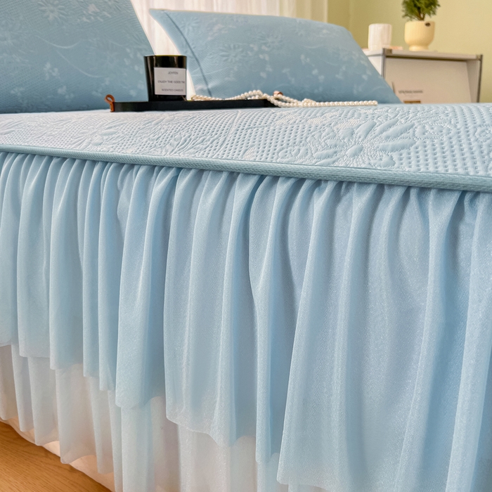 91家纺网 家纺一手货源 找家纺 库里梦家纺 2026新款高克重复合蕾丝花边PE高分子凉席-床裙款 素瑾-蓝色