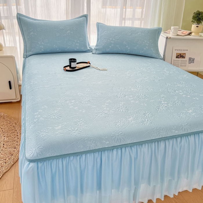 91家纺网 家纺一手货源 找家纺 库里梦家纺 2026新款高克重复合蕾丝花边PE高分子凉席-床裙款 素瑾-蓝色