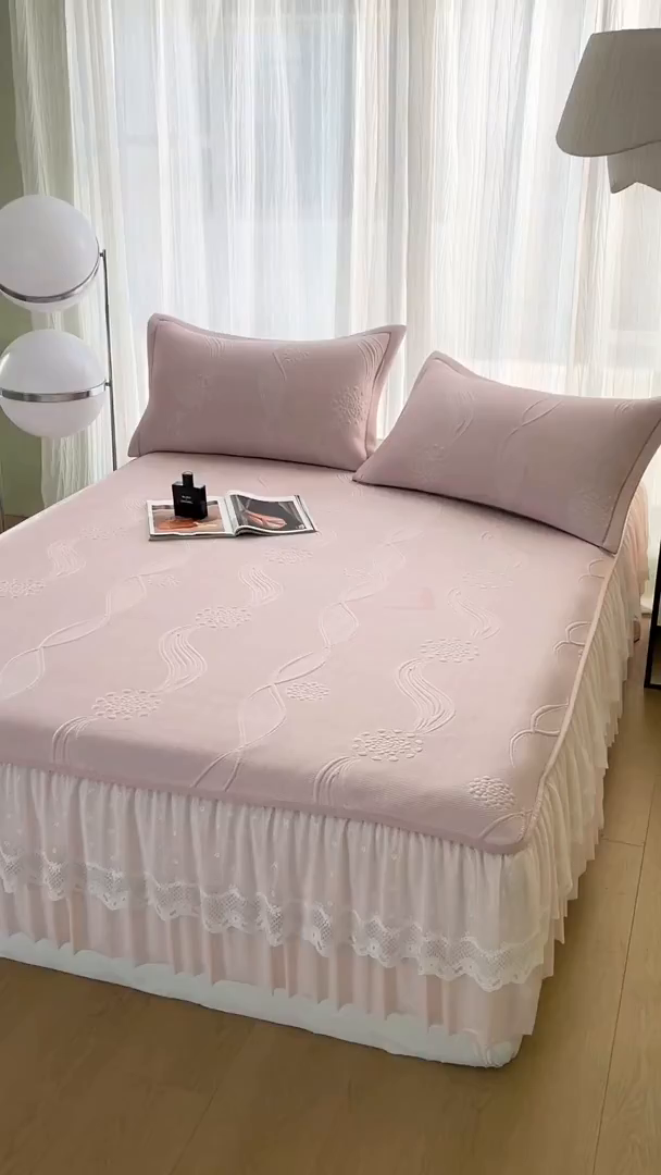 91家纺网 家纺一手货源 找家纺 库里梦家纺 2026新款高克重复合蕾丝花边PE高分子凉席-床裙款 芳菲-粉色
