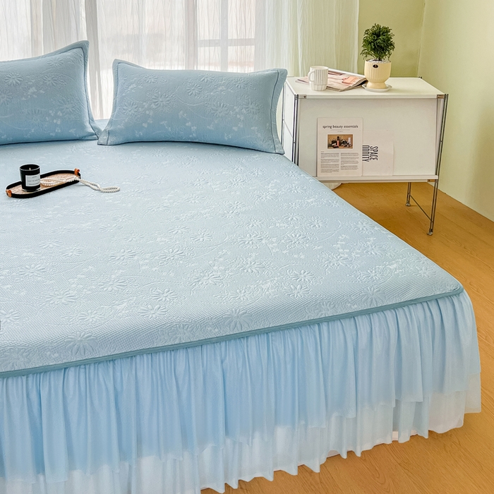 91家纺网 家纺一手货源 找家纺 库里梦家纺 2026新款高克重复合蕾丝花边PE高分子凉席-床裙款 素瑾-蓝色