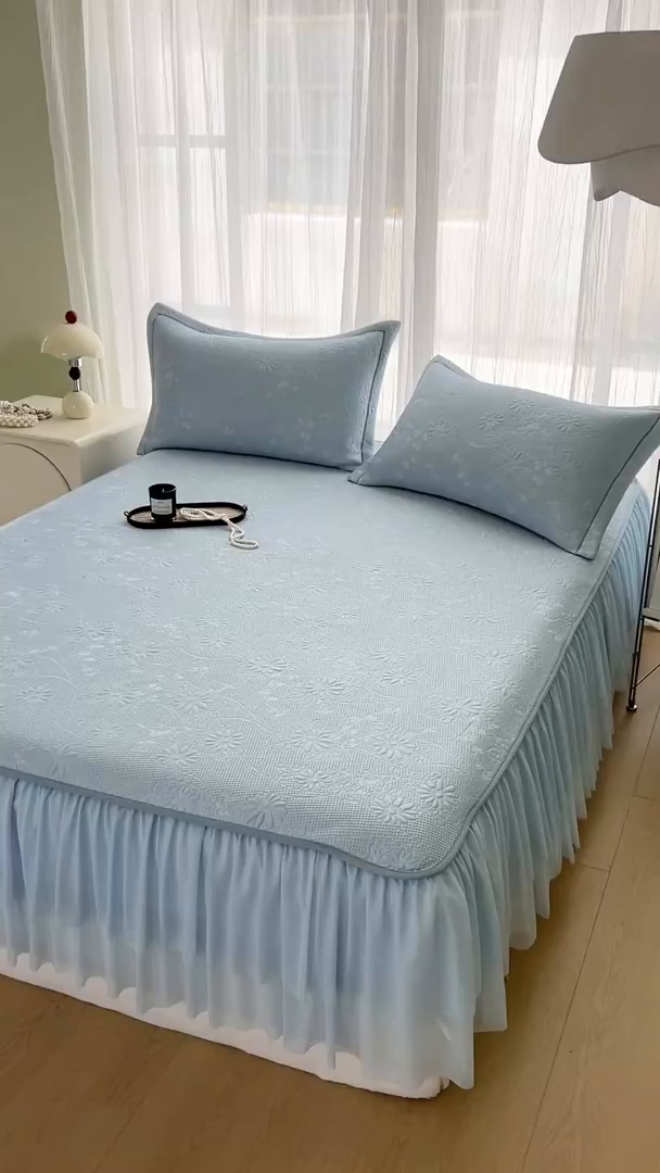 91家纺网 家纺一手货源 找家纺 库里梦家纺 2026新款高克重复合蕾丝花边PE高分子凉席-床裙款 素瑾-蓝色