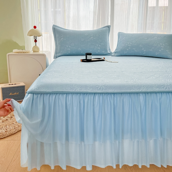 91家纺网 家纺一手货源 找家纺 库里梦家纺 2026新款高克重复合蕾丝花边PE高分子凉席-床裙款 素瑾-蓝色