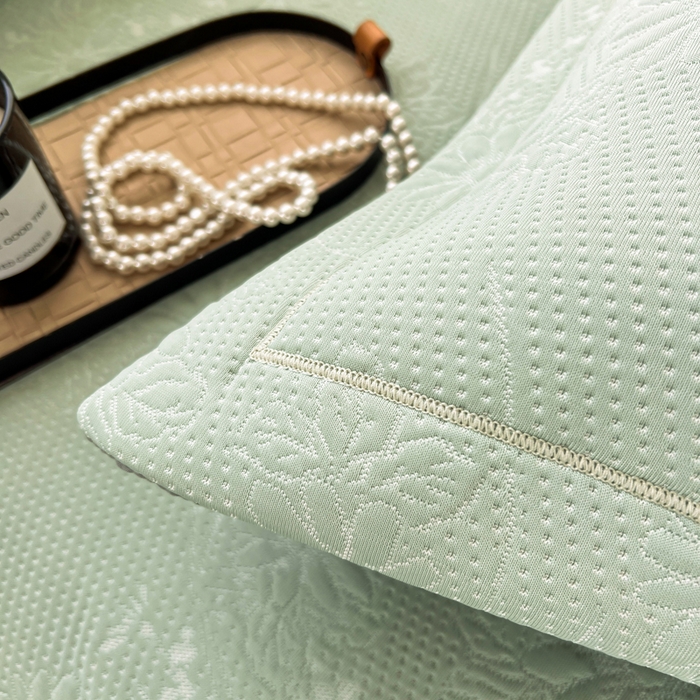 91家纺网 家纺一手货源 找家纺 库里梦家纺 2026新款高克重复合蕾丝花边PE高分子凉席-床裙款 素瑾-绿色