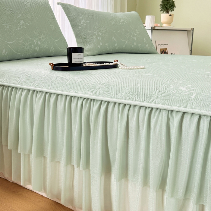 91家纺网 家纺一手货源 找家纺 库里梦家纺 2026新款高克重复合蕾丝花边PE高分子凉席-床裙款 素瑾-绿色