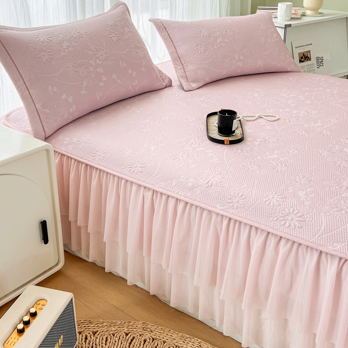 91家纺网 家纺一手货源 找家纺 库里梦家纺 2026新款高克重复合蕾丝花边PE高分子凉席-床裙款 素瑾-粉色