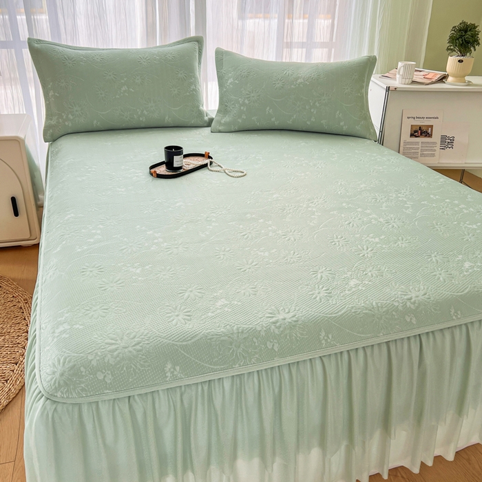 91家纺网 家纺一手货源 找家纺 库里梦家纺 2026新款高克重复合蕾丝花边PE高分子凉席-床裙款 素瑾-绿色