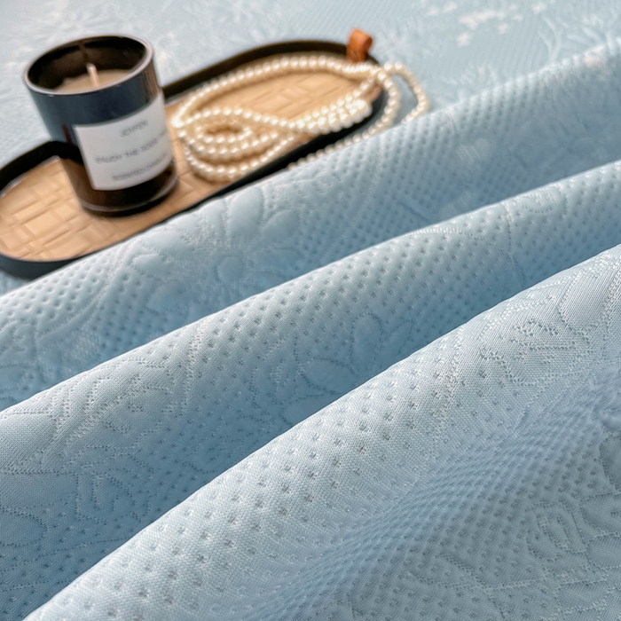 91家纺网 家纺一手货源 找家纺 库里梦家纺 2026新款高克重复合蕾丝花边PE高分子凉席-床裙款 素瑾-蓝色