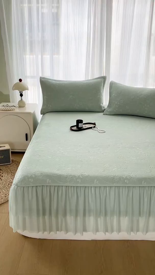 91家纺网 家纺一手货源 找家纺 库里梦家纺 2026新款高克重复合蕾丝花边PE高分子凉席-床裙款 素瑾-绿色