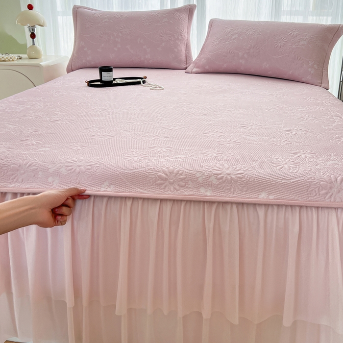 91家纺网 家纺一手货源 找家纺 库里梦家纺 2026新款高克重复合蕾丝花边PE高分子凉席-床裙款 素瑾-粉色