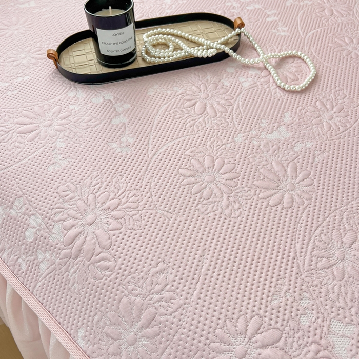 91家纺网 家纺一手货源 找家纺 库里梦家纺 2026新款高克重复合蕾丝花边PE高分子凉席-床裙款 素瑾-粉色