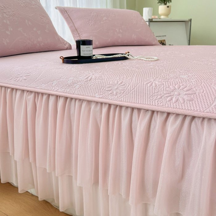 91家纺网 家纺一手货源 找家纺 库里梦家纺 2026新款高克重复合蕾丝花边PE高分子凉席-床裙款 素瑾-粉色